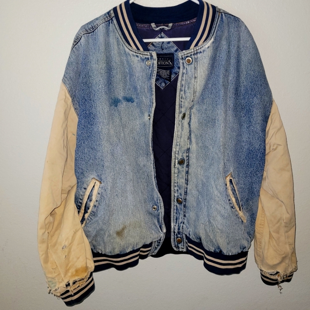 **VINTAGE MUST HAVE** STRESSED DENIM VARSITY JACKET